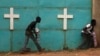 Coups de feu à l'extérieur d'une église à Bangui en Centrafrique le 18 février 2014.