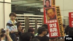 2010年刘晓波获得诺贝尔和平奖后香港民众要求北京当局释放刘晓波并让他出国领奖（美国之音黎堡拍摄）