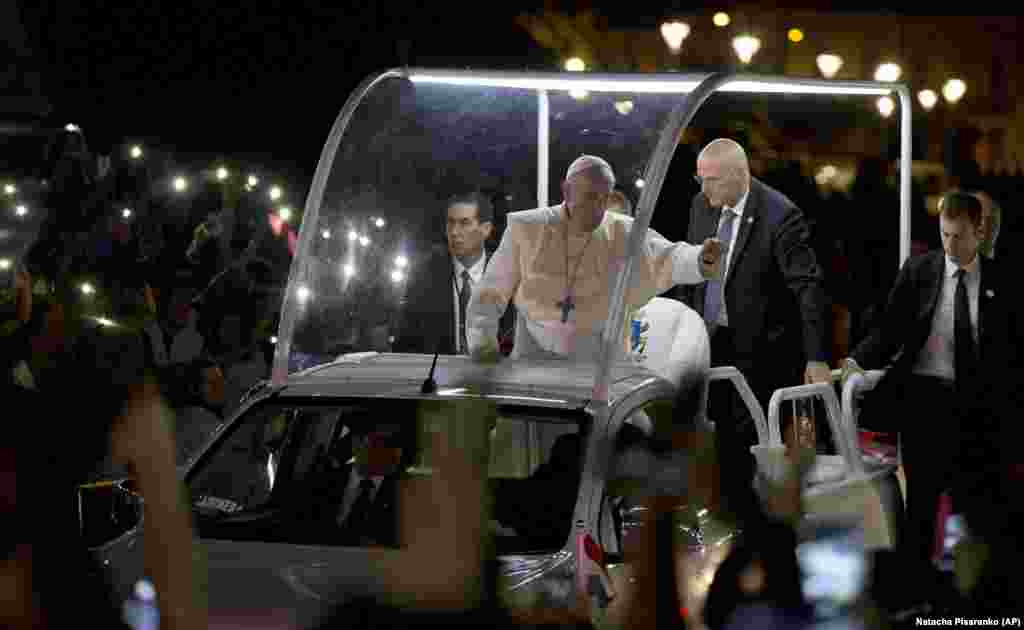 Papa Francisco no Papa Móvel na visita ao Paraguai