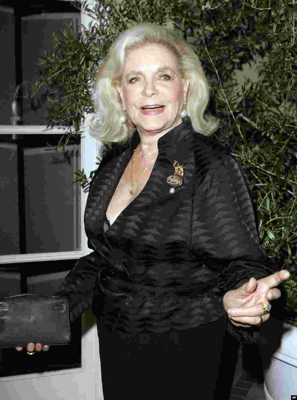 Actress Lauren Bacall arrives at Elle magazine&#39;s 14th Annual Women in Hollywood tribute in Los Angeles, Oct. 15, 2007.