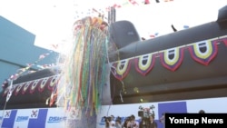 지난 2013년 8월 경남 거제시 대우조선해양 옥포조선소에서 열린 진수식에서 공개된 잠수함 '김좌진함'. (자료사진)