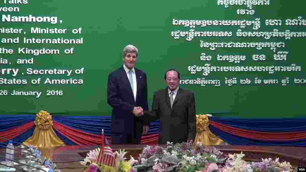 លោក John Kerry រដ្ឋមន្ត្រីការបរទេសសហរដ្ឋអាមេរិក ត្រូវបានទទួលស្វាគមន៍ដោយលោក ហោ ណាំហុង រដ្ឋមន្ត្រីការបរទេសកម្ពុជា នៅមុនកិច្ចប្រជុំទ្វេភាគីនៅក្រសួងការបរទេសកម្ពុជានៅរាជធានីភ្នំពេញកាលពីថ្ងៃអង្គារទី២៦ ខែមករា ឆ្នាំ២០១៦។ 