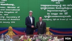 U.S. Secretary of State John Kerry addresses Cambodian Foreign Minister and Deputy Prime Minister Hor Namhong at the outset of a bilateral meeting at the Ministry of Foreign Affairs in Phnom Penh, Cambodia, Jan. 26, 2016. (Neou Vannarin/VOA Khmer)