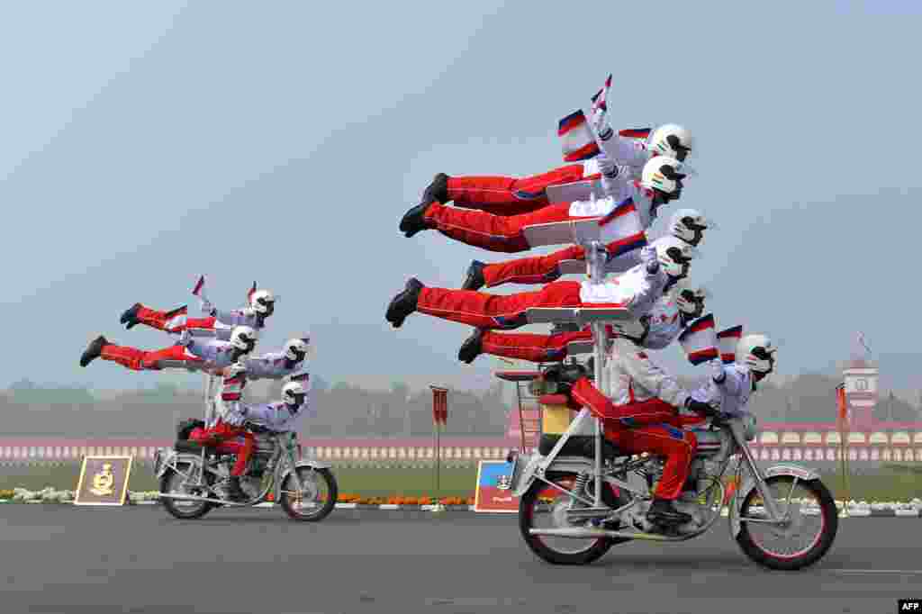 ทหารชาวอินเดียดำเนินการแสดงโชว์กายกรรมบนรถจักรยานยนต์ ระหว่างการเดินขบวนพาเหรดในวันทหารแห่งชาติ ในกรุง นิวเดลี ประเทศอินเดีย &nbsp;