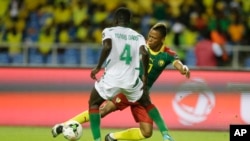 Clinton Njie, (dir.), dos Camarões, e Tomas Dado (esq.), da Guiné-Bissau no jogo de hoje.