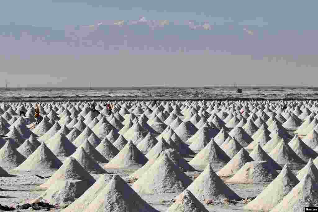 중국 간쑤성 장예의 소금 호수 위에 조제염이 쌓여있다.