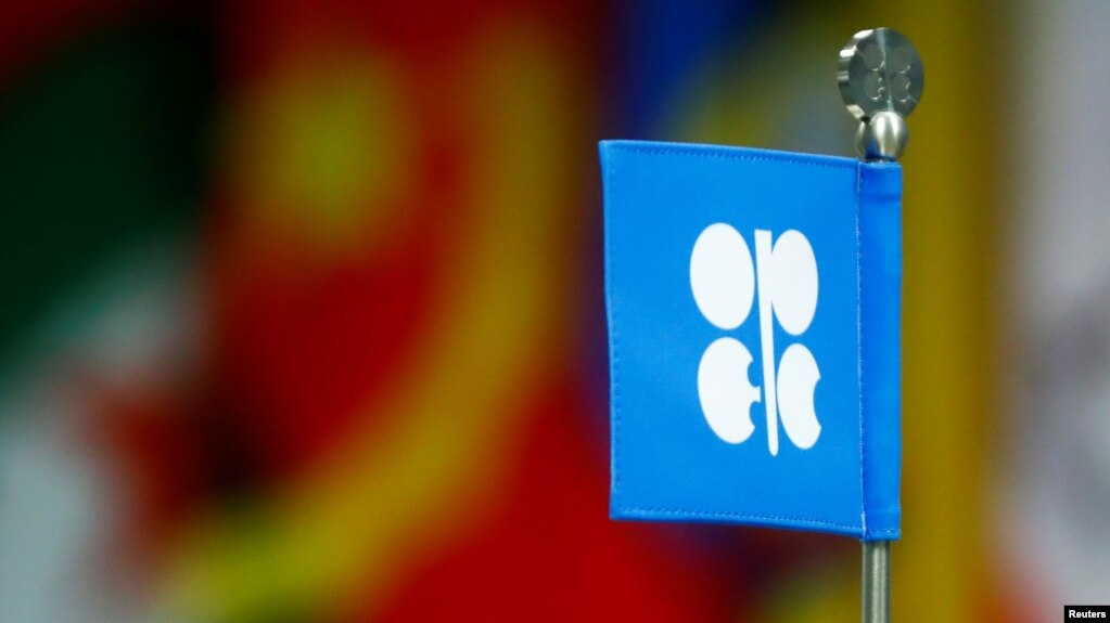 Archivo. Una bandera con el logo de la OrganizaciÃ³n de PaÃ­ses Exportadores de PetrÃ³leo, OPEP, es vista durante una reuniÃ³n del cÃ¡rtel en Viena, Austria.
