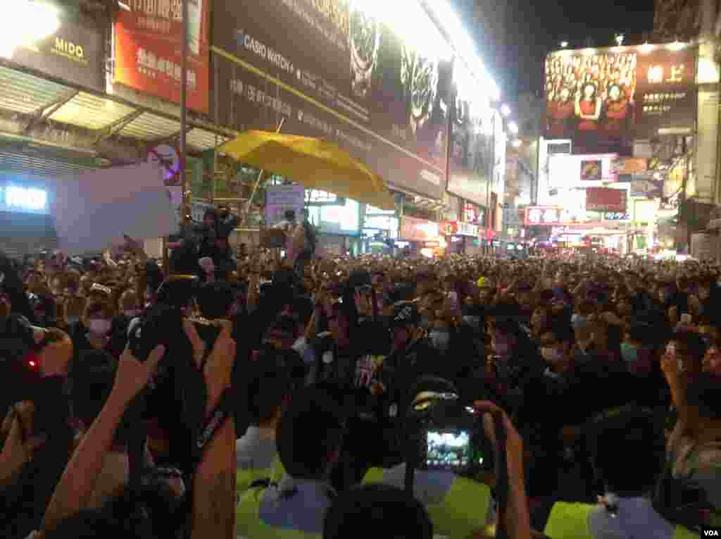 大批市民连续第二晚在旺角与警方“巷战” （美国之音海彦拍摄 ）