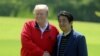 贸易谈判暂缓 特朗普与安倍进行高尔夫和相扑外交