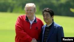 特朗普總統與日本首相安倍5月26日一起打高爾夫球。