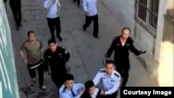 推特上关于陕西米脂县有人持刀杀人事件的图片似乎显示警察押解凶嫌（2018年4月27日）
