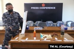 Beberapa barang yang ditemukan di lokasi terakhir KRI Nanggala 402, antara lain : pelurus tabung torpedo, pembungkus pipa pendingin dan pelumas periskop kapal selam, serta alat-alat yang biasa dipakai anak buah kapal untuk salat. (Foto: Courtesy /TNI AL).