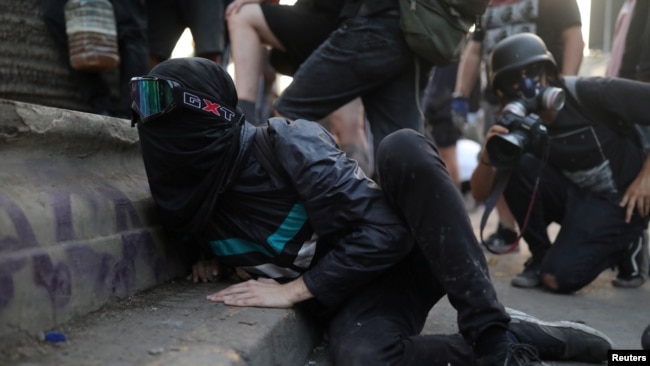 Un manifestante participa en una protesta contra el gobierno de Chile en Santiago, Chile, 18 de noviembre de 2019.