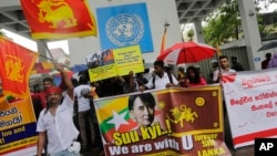 Kelompok Buddhist radikal radikal Sri Lanka melakukan unjuk rasa untuk mendukung pemerintah Myanmar dan Aung San Suu Kyi dalam krisis Rohingya dalam aksi di Kolombo, Rabu (27/9). 