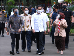 Presiden Jokowi saat acara vaksinasi kepada satu tenaga pendidik yang bertempat di SMAN 70 Jakarta. (Foto: Courtesy/Biro Setpres)