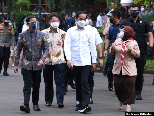 Presiden Jokowi saat acara vaksinasi kepada satu tenaga pendidik yang bertempat di SMAN 70 Jakarta. (Foto: Courtesy/Biro Setpres)