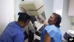 一位婦女正在接受乳房X光檢查。