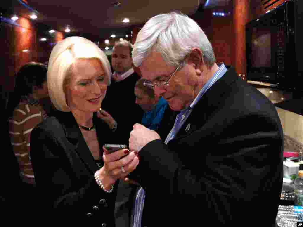 Candidate Newt Gingrich and his wife Callista on his campaign bus after a stop in Waterloo, Iowa, January 1, 2012. (Reuters)