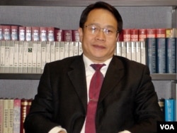 中国维权律师莫少平2005年在美国之音接受采访