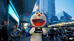 Miles de manifestantes enmascarados salieron a las calles de Hong Kong después que la jefa del ejecutivo invocó poderes de emergencia para prohibir el uso de máscaras en las protestas.