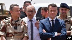 에마뉘엘 마크롱 프랑스 대통령과(오른쪽) 피에르
드빌리에 합참의장(왼쪽)이 지난 5월 말리 북부의
프랑스 군부대를 방문했다. 드빌리에 합참의장은 19일 정부의 국방예산 삭감에 반발해 전격 사임했다.