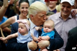 川普在竞选中亲吻婴儿（2016年7月29日）