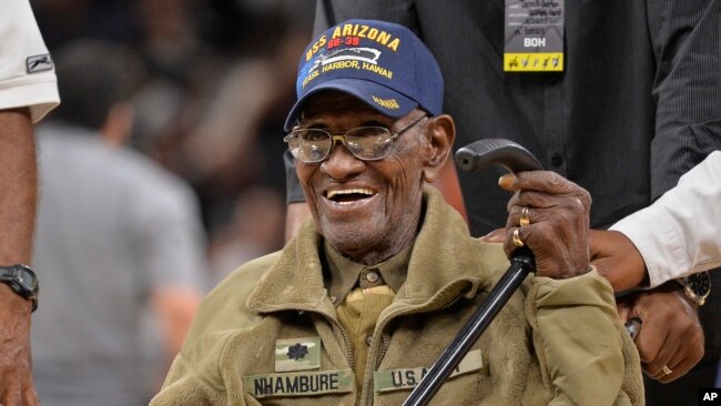 去年，奥弗顿被誉为最年长的美国二战退伍老兵 （2017年3月23日美联社）
