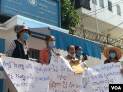 រូប​ឯកសារ៖ ក្រុមអ្នកតវ៉ា​លើក​បដានៅ​មុខ​ការិយាល័យ​ឧត្តមស្នង​ការ​អង្គការ​សហប្រជាជាតិទទួលបន្ទុក​សិទ្ធិមនុស្ស​នៅកម្ពុជា​ ថ្ងៃទី​១៩​ ខែ​មិថុនា​ ឆ្នាំ​២០២០ ស្នើឲ្យ​តុលាការ​ទម្លាក់​បទចោទ​ប្រកាន់​សាច់​ញាតិ​របស់​ពួកគេ​ ដែល​ជាអតីត​មន្ត្រី​គណបក្សប្រឆាំង។ (ហ៊ុល រស្មី​/វីអូអ)