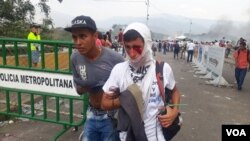 Heridos en el puente Simón Bolívar, en la frontera entre Venezuela y Colombia. 