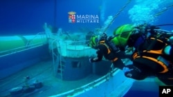 Kapal pengangkut migran yang tenggelam di perairan lepas pantai Sisilia, berhasil diangkat oleh Angkatan Laut Italia dari kedalaman 1.200 kaki dari dasar laut (28/6). (Italian Navy photo))