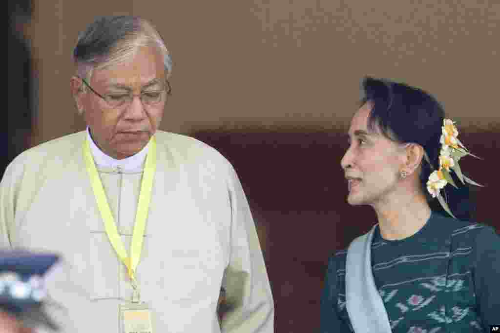 Htin Kyaw (kiri), presiden terpilih baru Myanmar, bersama pemimpin Partai Liga Nasional untuk Demokrasi, Aung San Suu Kyi, di gedung parlemen di Naypyitaw, Myanmar (15/3). (AP/Aung Shine Oo)