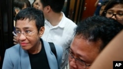 필리핀 두테르테 정부의 인권 탄압 등을 비판해온 언론인 마리아 레사 씨가 13일 경찰에 체포됐다.