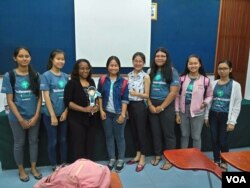 Ayanna Howard, a founder of Zyrobotics, posed with female students in Phnom Penh, Cambodia, September 9, 2018. (Nem Sopheakpanha/VOA Khmer)