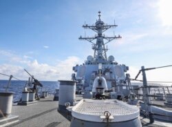 Kapal perusak berpeluru kendali kelas Arleigh Burk USS Benfold (DDG 65) berlayar melalui Laut Cina Selatan sambil melakukan operasi rutin yang sedang berlangsung. (Foto: US Navy photo by Mass Communication Specialist 1st Class Deanna C. Gonzales)