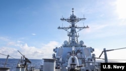 美国海军公布的照片显示，美国海军阿利·伯克级导弹驱逐舰“本福德”号驶过南中国海展开例行通航行动。(2021年9月8日)