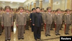 북한 김정은 국방위원회 제1위원장이 1일 김일성·김정일의 시신이 안치된 평양 금수산태양궁전을 참배하는 것으로 새해 공식활동을 시작했다.