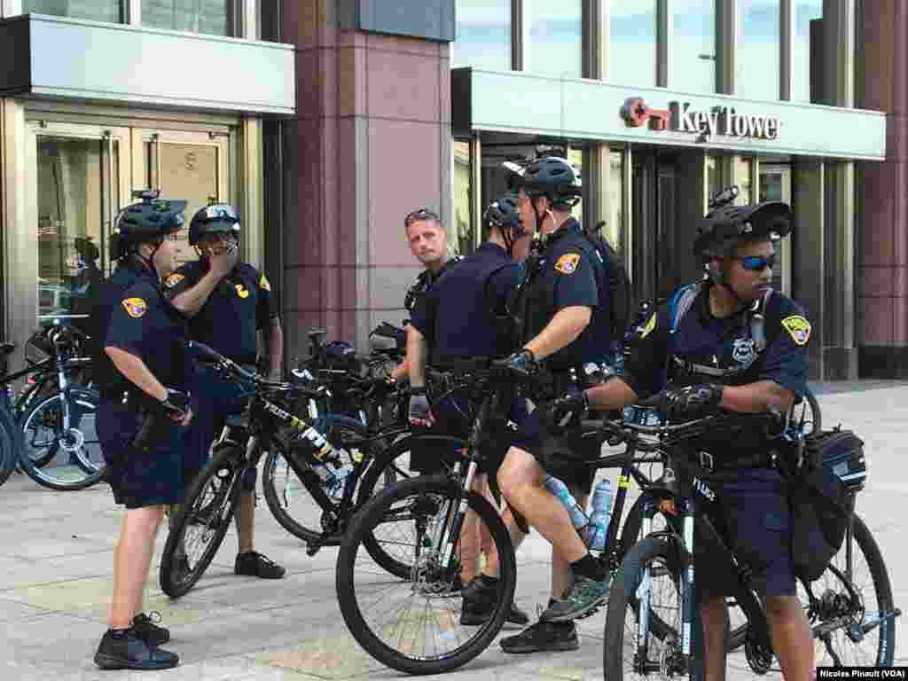 Les policiers à vélo patrouillent en nombre dans les rues de pour assurer la sécurité de la convention républicaine, Cleveland, le 18 juillet 2016 (VOA/Nicolas Pinault)