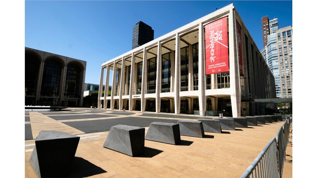 David Geffen Hall di Lincoln Center, di New York, AS, ditutup selama pandemi Covid-19, 12 Mei 2020.