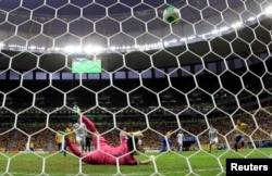 Brazil's Paulinho (4th R) scores past Japan's goalkeeper Eiji Kawashima during their Confederations Cup Group A soccer match in Brasilia, June 15, 2013.