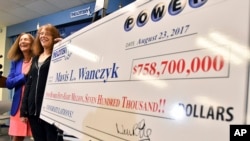 Une ancienne gagnante du Powerball à hauteur de $758.7 million dans l'Etat du Massachusetts, le 24 août 2017.