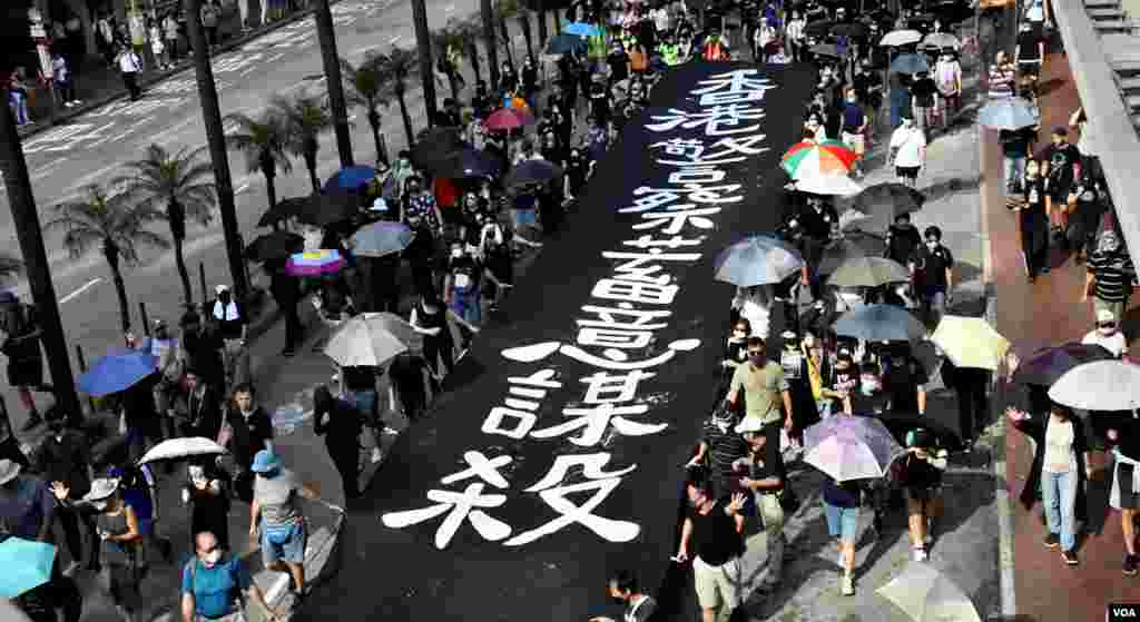 數以千計香港人參與10月5日全民蒙面遊行,反對當局實施"禁蒙面法" (美國之音湯惠芸拍攝)