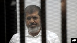  ອະດີດ ປະທານາທິບໍດີອີຈິບ ທ່ານ Mohammed Morsi ຢູ່ໃນກົງຂັງ.