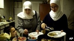 Sebuah keluarga Muslim di Amerika saat berbuka puasa. Di beberapa wilayah di AS dimana bermukim banyak imigran Muslim, Ramadan membawa berkah untuk perekonomian setempat. (Foto:dok) 