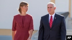 Tổng thống Estonia Kersti Kaljulaid và Phó Tổng thống Mỹ Mike Pence trước cuộc họp tại Tallinn, Estonia ngày 31/7/2017.