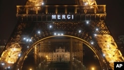 Un cartel luminoso en la Torre Eiffel que despliega la palabra "Merci" (Gracias, en francés).