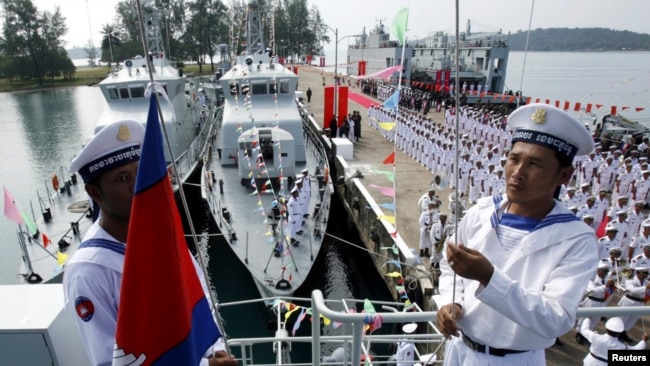 柬埔寨海军士兵在西哈努克省云壤海军基地举行的移交仪式上在一艘中国海军巡逻舰上升起柬埔寨国旗。（2007年11月7日）