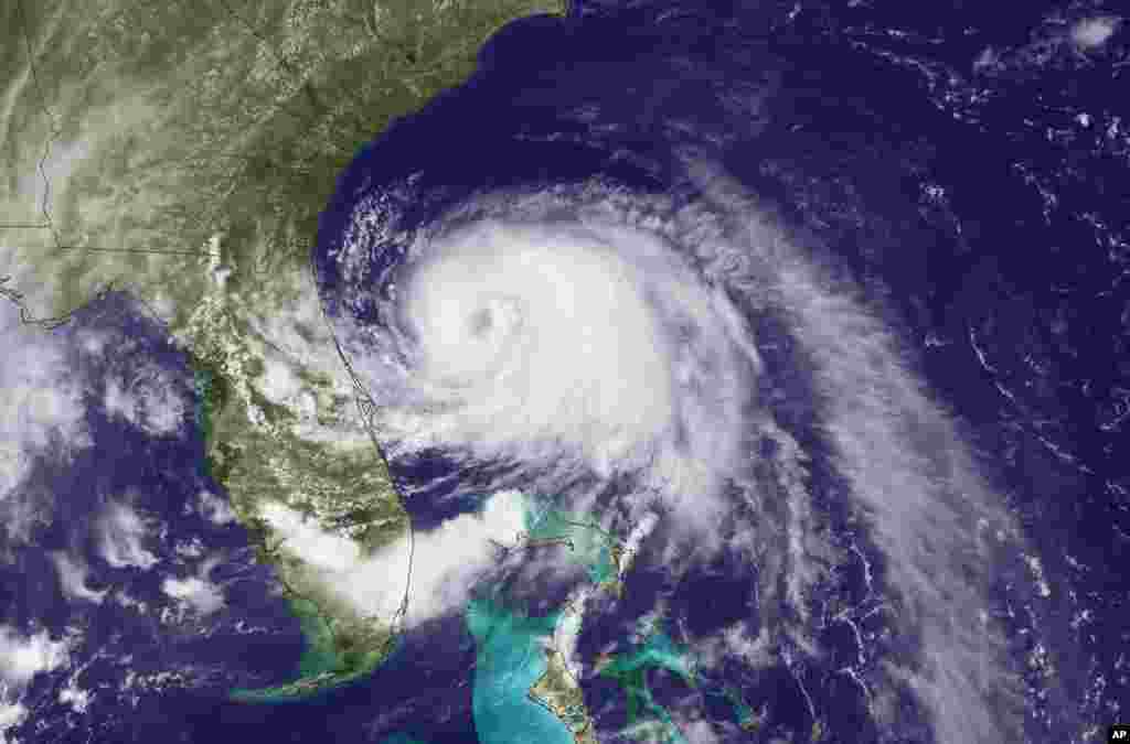 Gambar satelit yang dikeluarkan Badan Nasional Kelautan dan Atmosferik (NOAA) menunjukkan badai tropis Arthur bergerak ke utara dari pesisir timur Florida (2/7).&nbsp;(AP/NOAA)