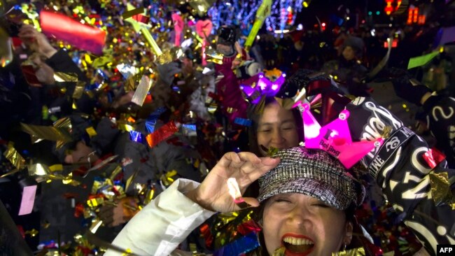 2020年1月1日，北京民众在2022年北京冬奥会总部外面庆祝2020年新年到来。 