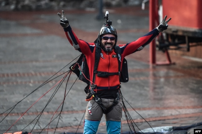 Atlet olahraga ekstrim Turki, Cengiz Kocak, setelah melakukan lompatan dasar dari Menara Galata di Istanbul, pada acara yang diselenggarakan oleh European Outdoor Film Tour (EOFT) di Istanbul, 9 November 2017. (Foto: AFP)