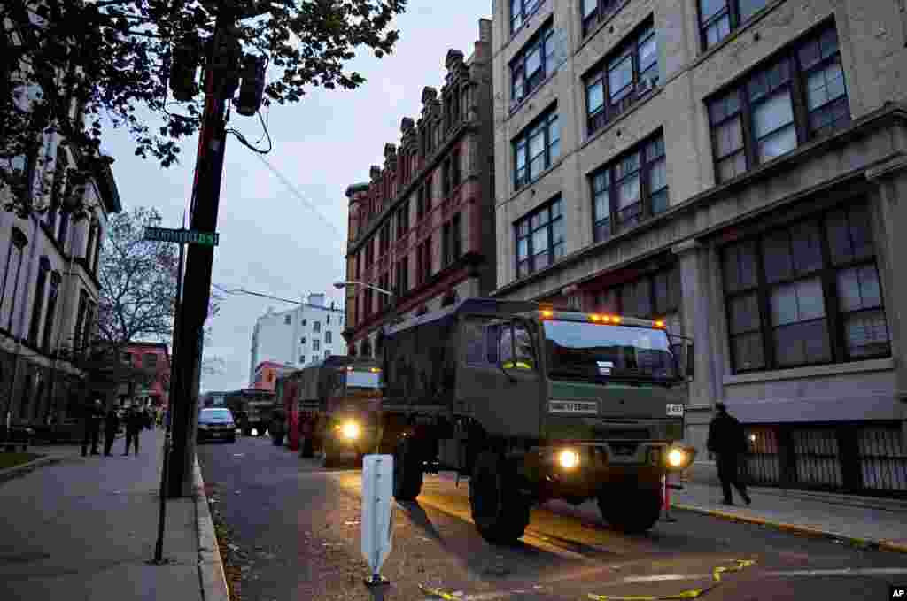 Des membres de la Garde nationale ont d&eacute;ploy&eacute; de grands camions pour &eacute;vacuer les habitants &agrave; la suite des inondations &agrave; Hoboken, dans le New Jersey 